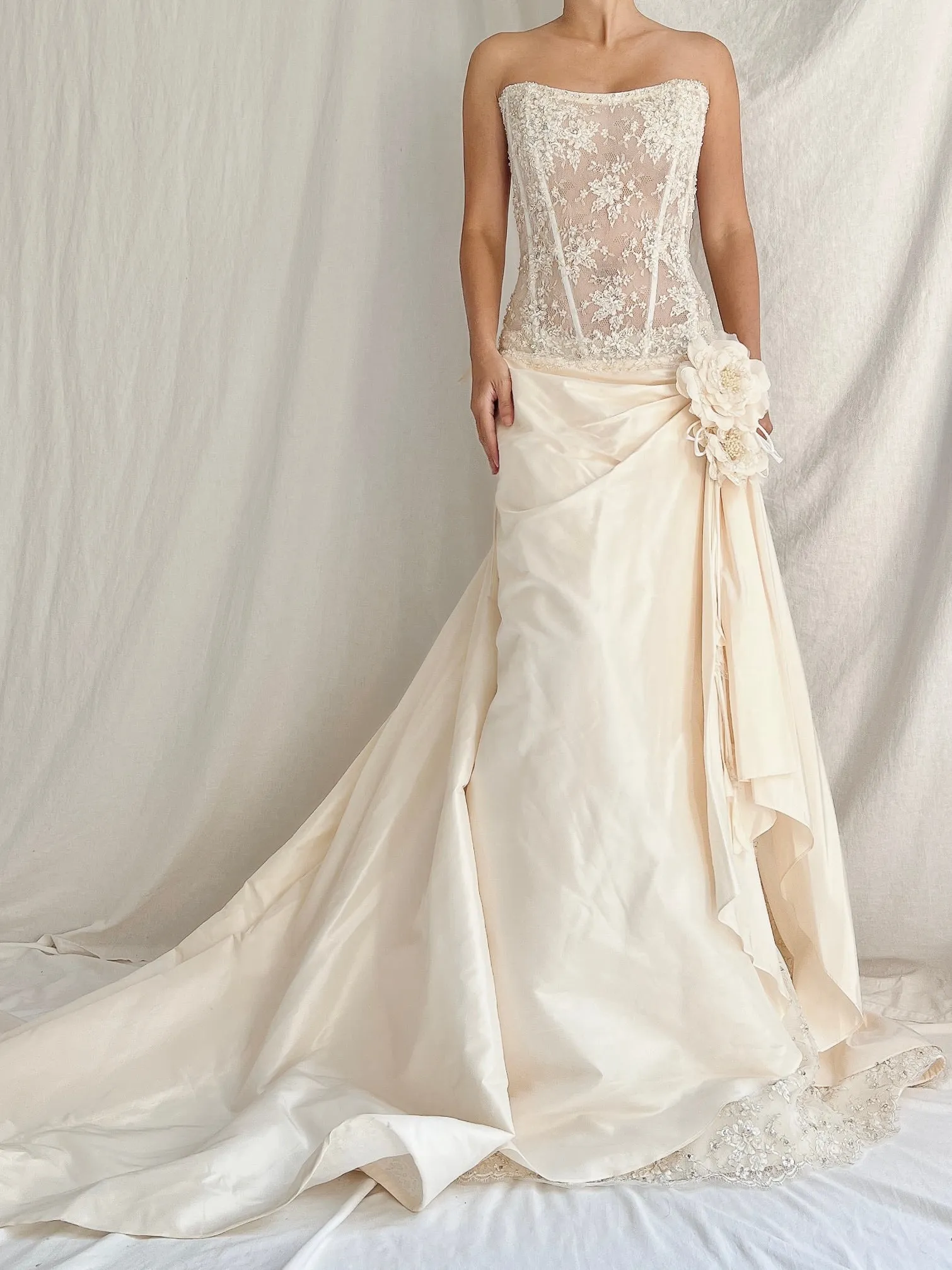 1990s Saison Blanche Couture Silk and French Lace Gown - M/8/10