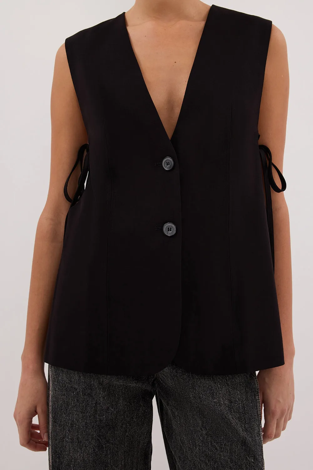 LISE BLACK LOW CUT VEST